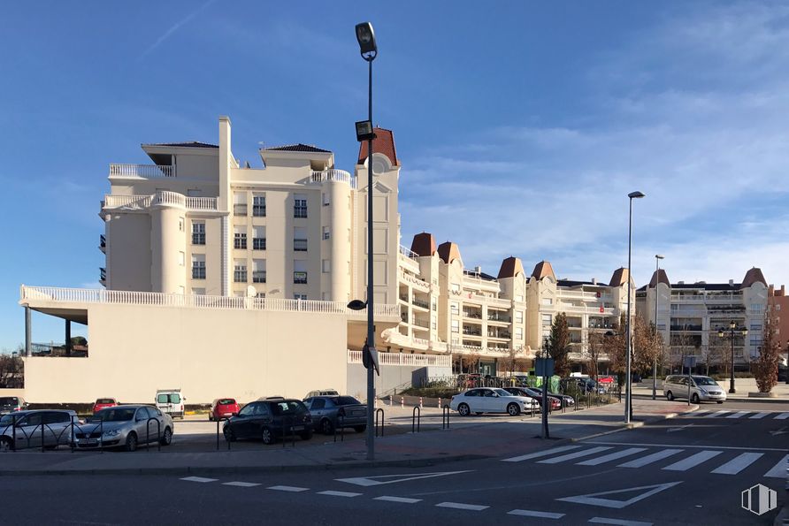 Retail for rent at Plaza Alegría, 6, Arganda del Rey, Madrid, 28500 with car, building, sky, cloud, wheel, street light, window, tire, vehicle and lighting around