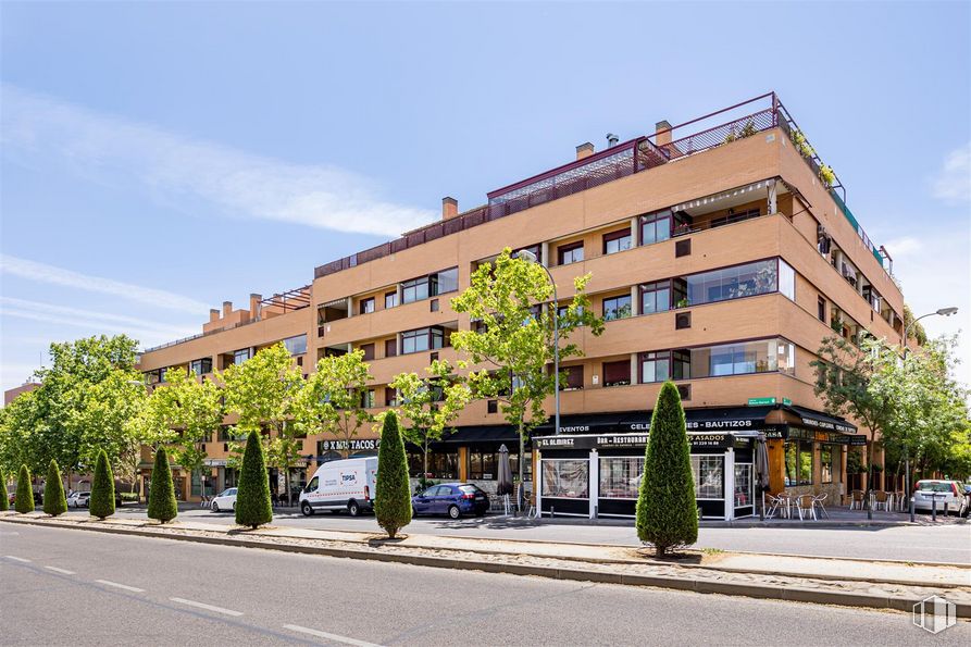 Local en alquiler en Zona Valdelasfuentes, Alcobendas, Madrid, 28100 con edificio, cielo, nube, planta, coche, árbol, diseño urbano, condominio, superficie de la carretera y rueda alrededor