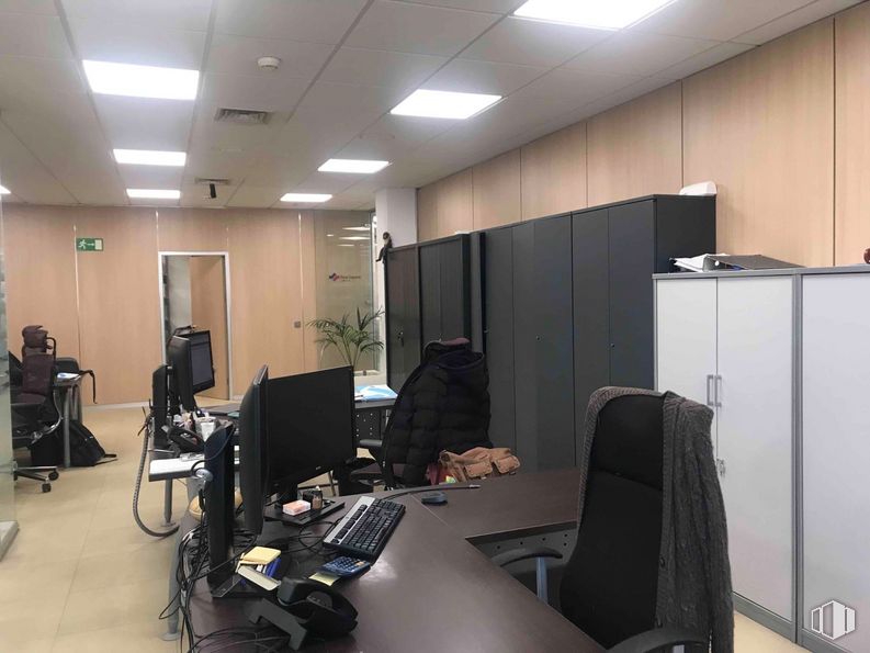 Oficina en alquiler en Zona empresarial, San Sebastián de los Reyes, Madrid, 28700 con equipaje y bolsos, persona, ordenador, ordenador personal, mueble, mesa, escritorio, pantalla de ordenador, silla y escritorio del ordenador alrededor