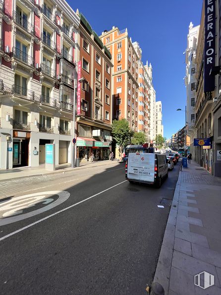 Retail for sale at Calle San Bernardo, 5, Centro, Madrid, 28013 with building, tire, wheel, window, car, sky, infrastructure, vehicle, road surface and asphalt around