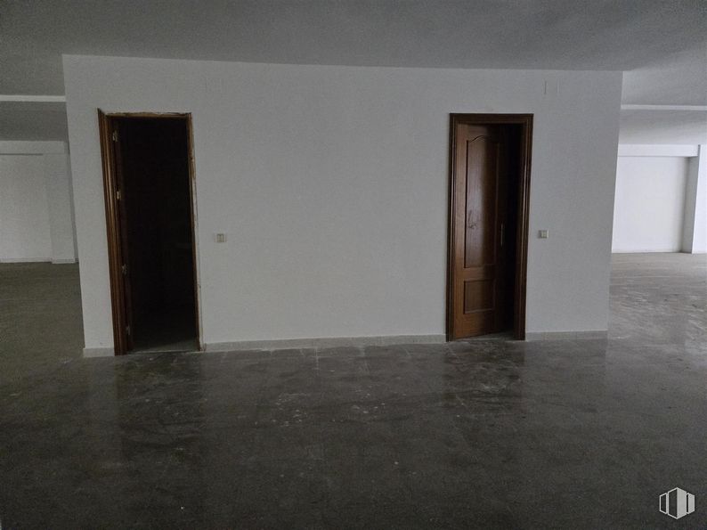 Office for sale at Calle Sol, 32, Talavera de la Reina, Toledo, 45600 with door, flooring, floor, wood, room, ceiling, grey, apartment, hall and wood stain around