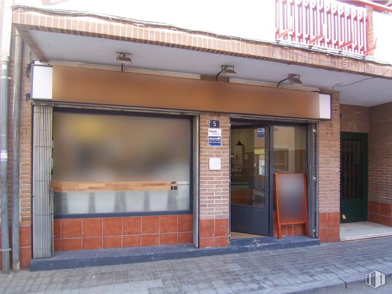 Retail for rent at Calle Jose Vicente Muñoz, 9, Torrelodones, Madrid, 28250 with door, fixture, building, brick, neighbourhood, brickwork, road surface, facade, shade and gas around