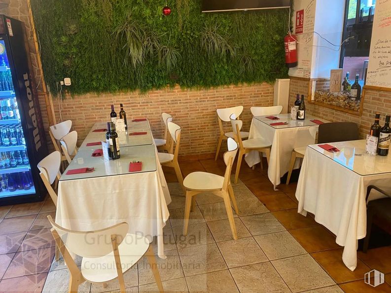 Retail for rent at Zona Palos de Moguer, Arganzuela, Madrid, 28045 with chair, table, furniture, property, plant, tablecloth, decoration, building, interior design and wood around