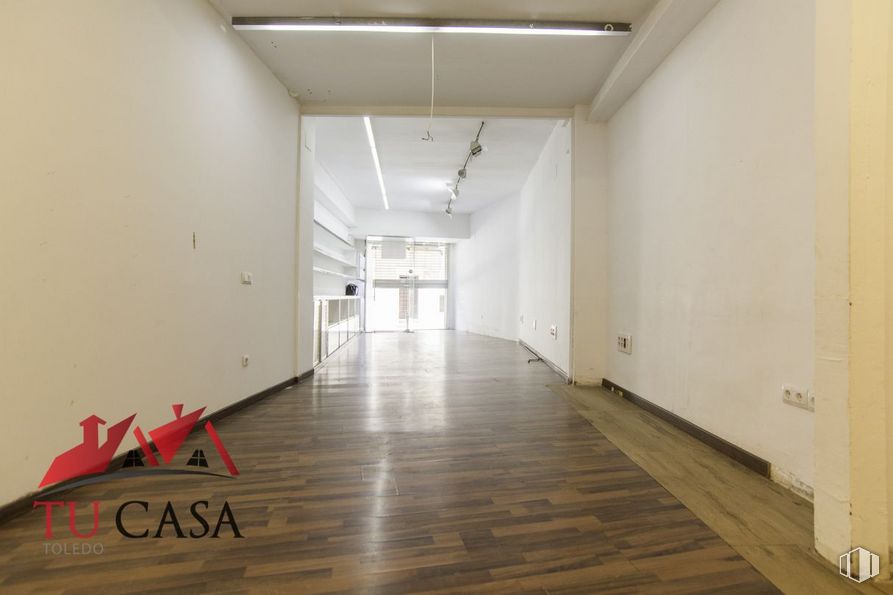 Retail for rent at Casco histórico, Toledo, 45002 with wood, fixture, flooring, interior design, floor, hall, building, door, hardwood and laminate flooring around