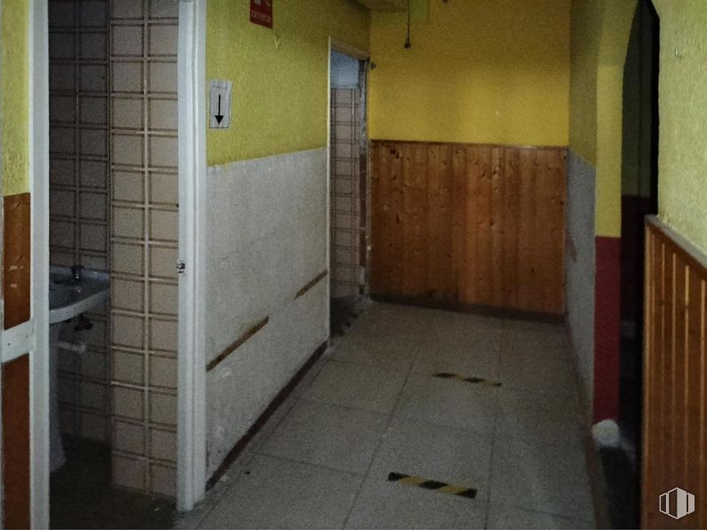 Retail for sale at Calle Salvador, 14, Getafe, Madrid, 28904 with fixture, door, floor, flooring, wood, composite material, house, building, ceiling and hardwood around