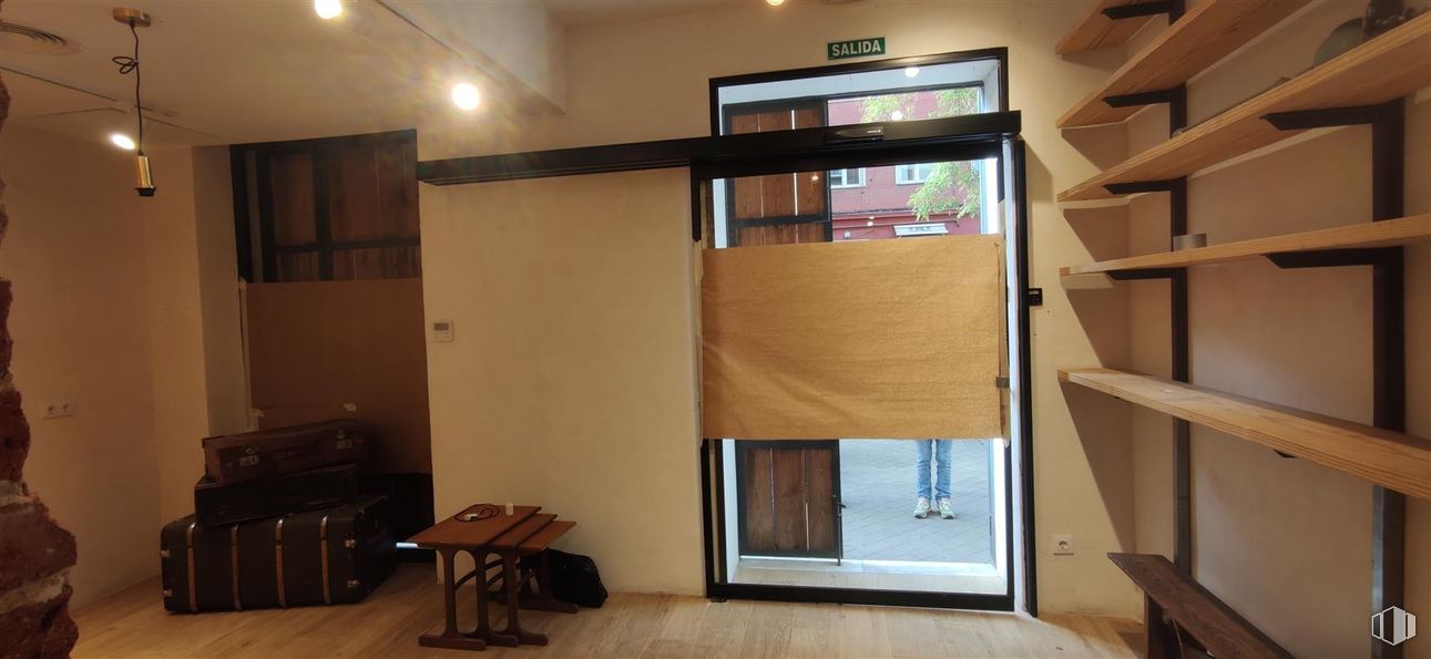 Retail for rent at Calle Guzmán el Bueno, 48, Chamberí, Madrid, 28015 with door, table, wood, interior design, flooring, floor, furniture, ceiling, room and wood stain around