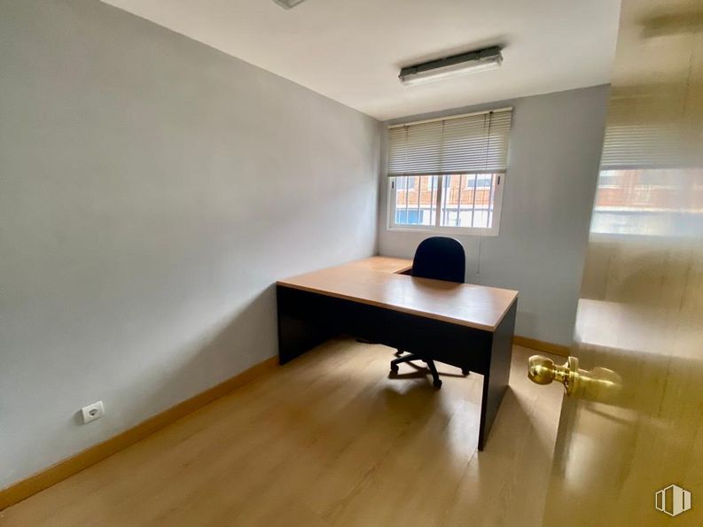 Nave en alquiler y venta en Calle Eduardo Torroja, Fuenlabrada, Madrid, 28946 con escritorio, mesa, ventana, persiana de la ventana, mueble, edificio, madera, interiorismo, accesorio y suelos alrededor