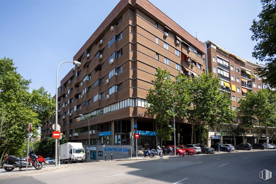 Oficina en venta en Calle Clara del Rey, Chamartín, Madrid, 28002 con edificio, motocicleta, cielo, coche, ventana, árbol, diseño urbano, rueda, bloque de pisos y condominio alrededor