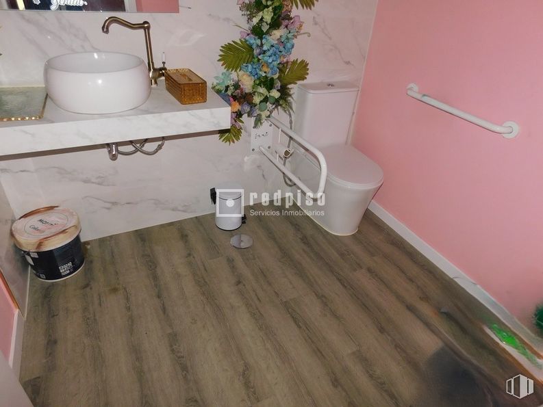 Retail for rent at C.C Perales del Carmen, Calle Groenlandia, 6, Getafe, Madrid, 28909 with toilet, sink, floor, flooring, plumbing fixture, toilet seat, bathroom, plumbing, tile and tap around