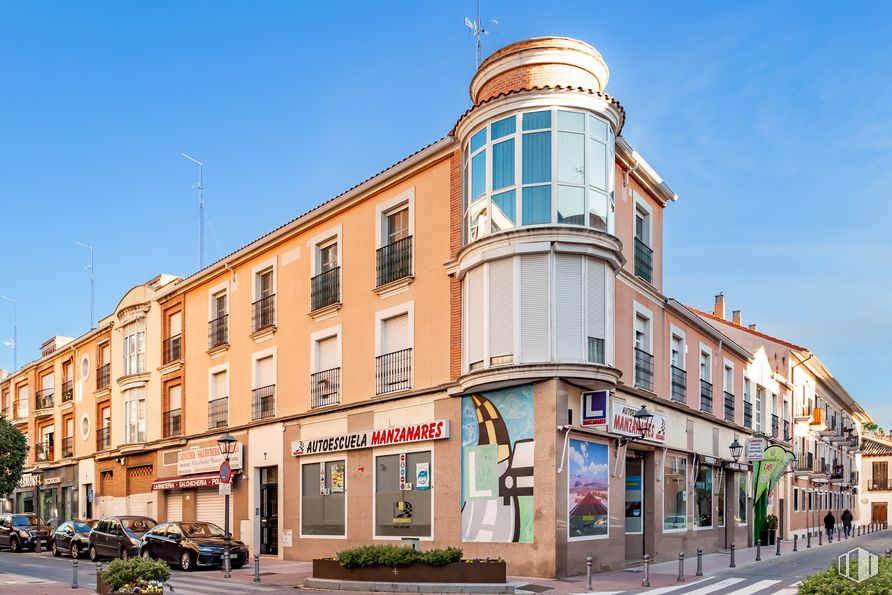 Retail for sale at Calle Manuel Sandoval, 2, Torrejón de Ardoz, Madrid, 28850 with building, sky, window, plant, street light, urban design, cloud, tire, commercial building and facade around