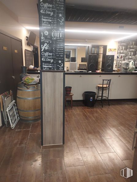 Local en alquiler en Avenida Libertad, Leganés, Madrid, 28917 con barril, silla, suelos, madera, suelo, interiorismo, suelos de madera, madera dura, restaurante y tinte para madera alrededor