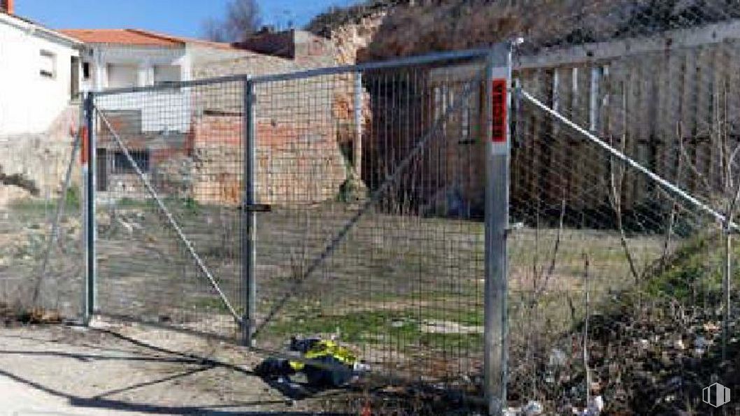 Land for sale at Calle José Antonio, 9, Valdelaguna, Madrid, 28391 with plant, sky, fence, mesh, wire fencing, land lot, grass, landscape, chain-link fencing and home fencing around