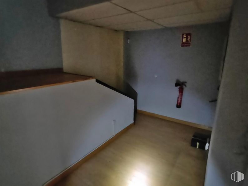 Retail for sale at Calle Arroyo Fontarrón, Moratalaz, Madrid, 28030 with wood, fixture, floor, flooring, wall, hardwood, hall, ceiling, building and composite material around