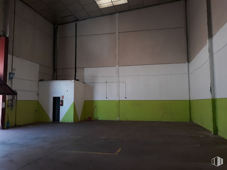 Industrial for rent at Calle Luis I, Villa de Vallecas, Madrid, 28031 with building, field house, hall, wood, floor, flooring, house, shade, tints and shades and ceiling around