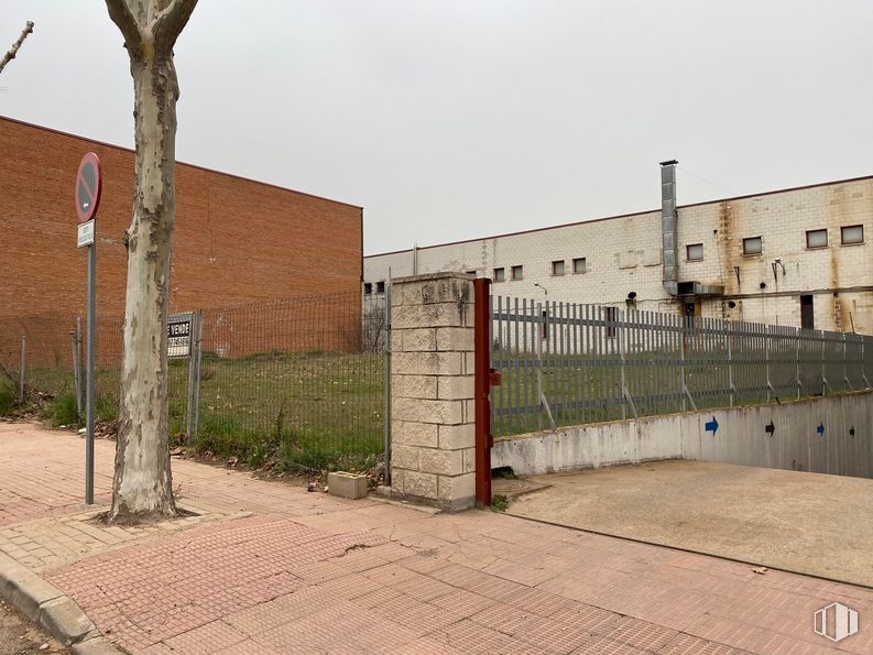 Suelo en venta en Calle Alfarería, 16, Móstoles, Madrid, 28933 con edificio, cielo, planta, terreno, superficie de la carretera, albañilería, ladrillo, árbol, zona residencial y cerca de alambre alrededor