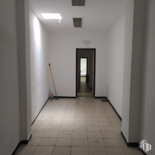 Local en venta en Calle Santa Alicia, Puente de Vallecas, Madrid, 28018 con accesorio, edificio, puerta, pasillo, suelo, casa, techo, vidrio, simetría y material compuesto alrededor