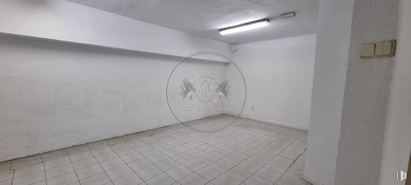 Retail for rent at Avenida Filipinas, Chamberí, Madrid, 28003 with light fixture, lighting, grey, art, flooring, ceiling, concrete, composite material, circle and monochrome photography around