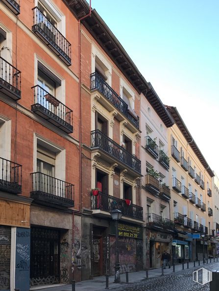 Retail for sale at Malasaña-Universidad, Centro, Madrid, 28004 with window, building, sky, urban design, condominium, facade, city, metropolis, tower block and fixture around