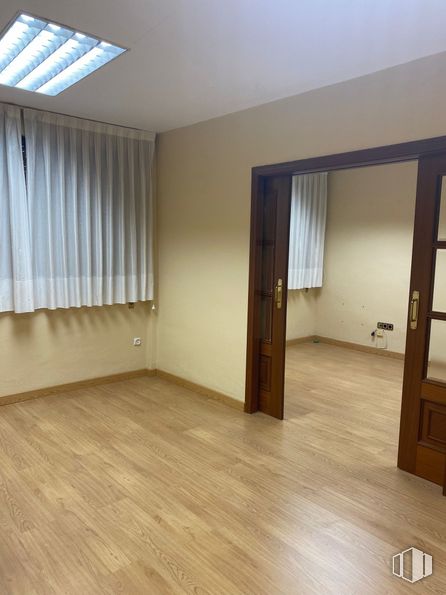 Oficina en alquiler en Calle Ruiz de Alda, 4, Valdemoro, Madrid, 28342 con puerta, edificio, ventana, accesorio, pasillo, sombra, madera, suelo, tinte para madera y suelos laminados alrededor