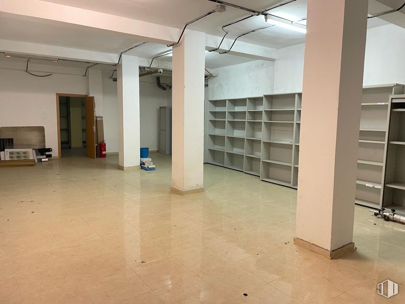 Local en alquiler y venta en Calle Betanzos, Alcorcón, Madrid, 28925 con estantería, accesorio, suelo, suelos, propiedad material, suelo de baldosas, madera, hall, techo y edificio alrededor