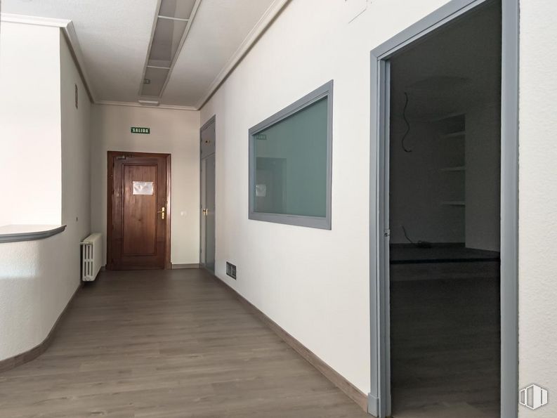 Oficina en alquiler y venta en Plaza Claudio Sánchez Albornoz, Ávila, 05001 con puerta, propiedad, edificio, marco, accesorio, madera, ventana, pasillo, suelo y pared alrededor