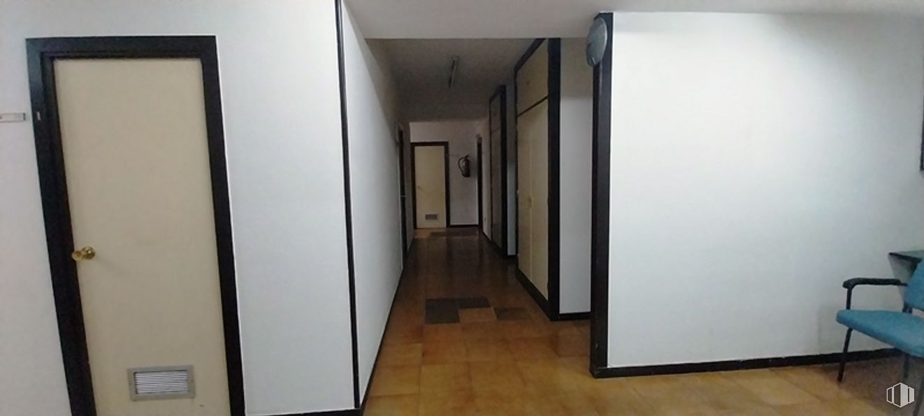 Oficina en venta en Calle Montesa, Salamanca, Madrid, 28006 con silla, puerta, accesorio, edificio, hall, suelos, madera, exterior del automóvil, pintura y puerta del vehículo alrededor