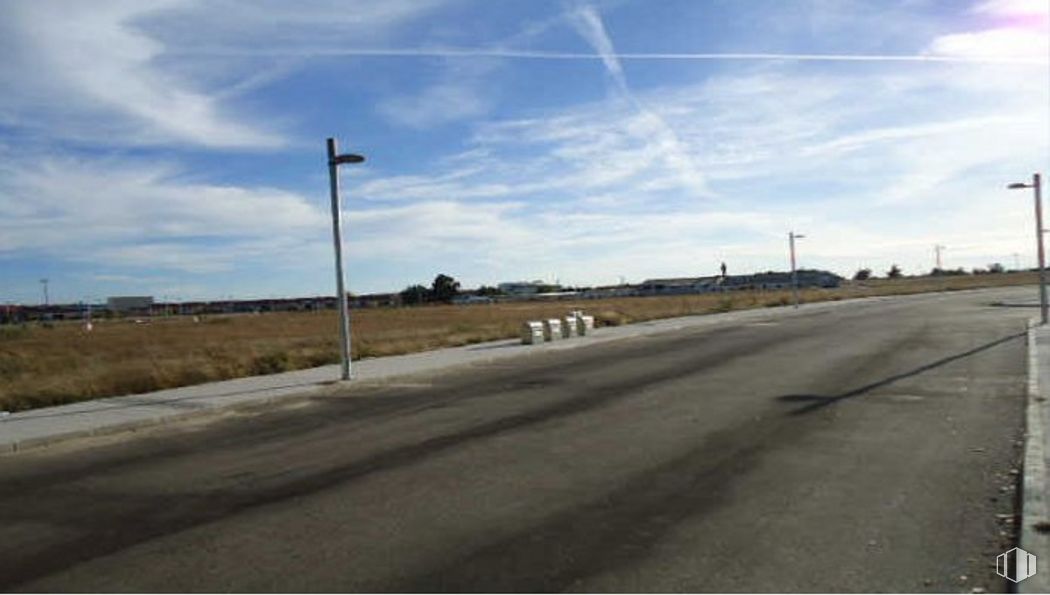 Land for sale at Calle Babieca, Griñón, Madrid, 28971 with street light, cloud, sky, ecoregion, road surface, natural landscape, land lot, asphalt, plant and grass around