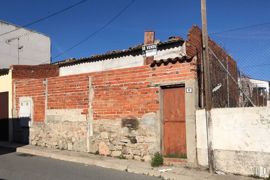 Industrial for sale at Calle Alfareros, 6, San Martín de Valdeiglesias, Madrid, 28680 with house, door, sky, building, wood, road surface, brick, building material, fixture and brickwork around