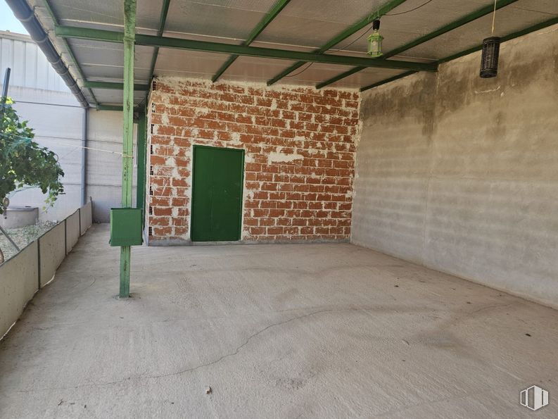 Land for sale at Zona Francisco Pizarro, La Puebla de Almoradiel, Toledo, 45840 with door, wall, floor, brickwork, brick, concrete, building material, daylighting and plaster around