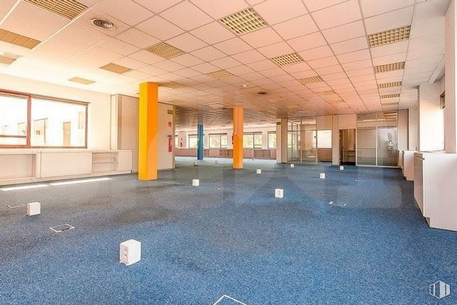 Oficina en alquiler y venta en Calle Rosa de Lima, Las Rozas de Madrid, Madrid, 28290 con ventana, propiedad, pasillo, diseño de interiores, pavimento, piso, edificio, accesorio, bienes inmuebles y ocio alrededor