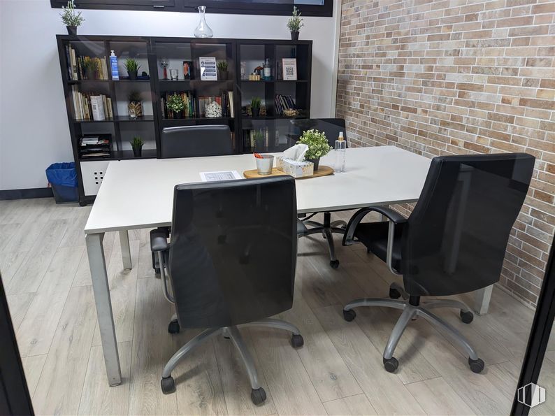 Oficina en alquiler en Calle Electricidad, 5, Leganés, Madrid, 28917 con silla, escritorio, mesa, mueble, planta, silla de oficina, planta de interior, edificio, madera y interiorismo alrededor