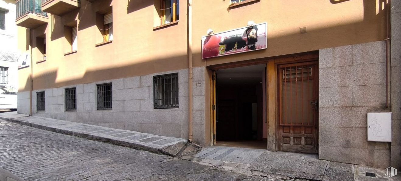 Retail for sale at Calle Ventura Rodríguez, 1, San Lorenzo de El Escorial, Madrid, 28200 with door, window, fixture, building, neighbourhood, facade, font, road surface, city and road around