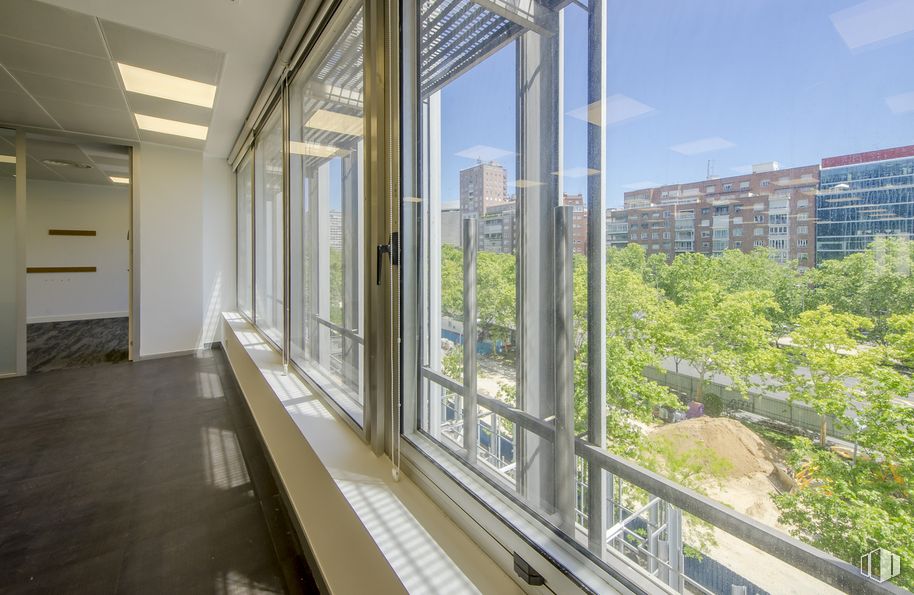 Oficina en alquiler en Paseo Castellana, 91, Tetuán, Madrid, 28046 con edificio, ventana, cielo, accesorio, nube, diseño urbano, condominio, madera, inmobiliario y fachada alrededor