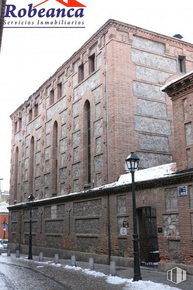 Oficina en alquiler en Plaza del Rastro, 2, Ávila, 05001 con edificio, luz de la calle, propiedad, cielo, ventana, nieve, albañilería, LADRILLO, barrio y área residencial alrededor