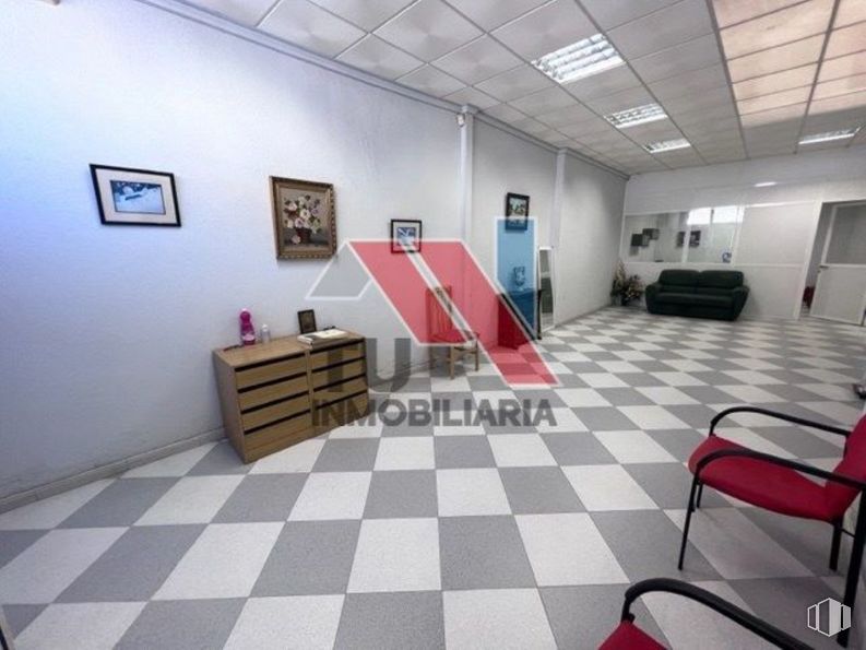 Retail for sale at Calle Hipolito Ezquerra, 31, Fuensalida, Toledo, 45510 with chair, chest of drawers, picture frame, couch, furniture, property, flooring, interior design, floor and architecture around