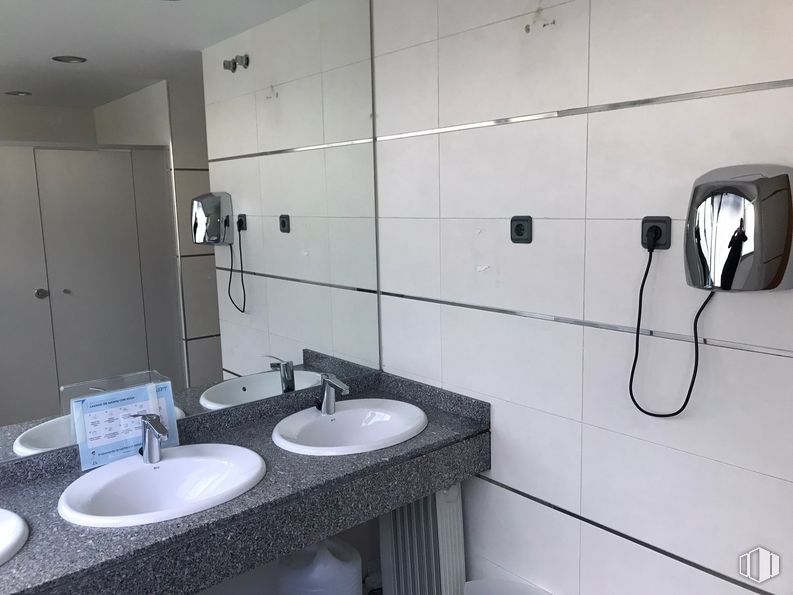 Oficina en alquiler en Calle Sofía, 10, Las Rozas de Madrid, Madrid, 28230 con fregadero, espejo, grifo, accesorio de fontanería, lavabo de baño, blanco, baño, negro, edificio y diseño de interiores alrededor