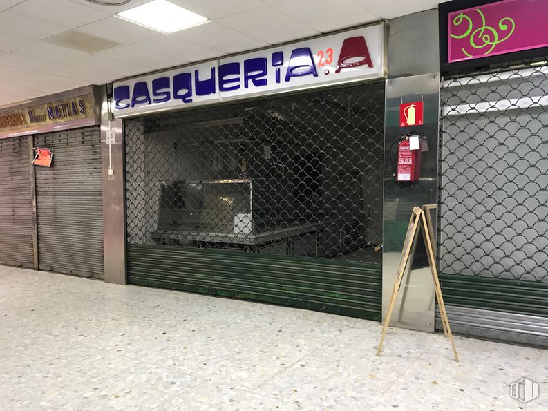 Local en alquiler y venta en Calle Holanda, 2, Fuenlabrada, Madrid, 28943 con alumbrado, accesorio, material compuesto, gas, metal, acero, ciudad, publicidad, fuente y señalización alrededor