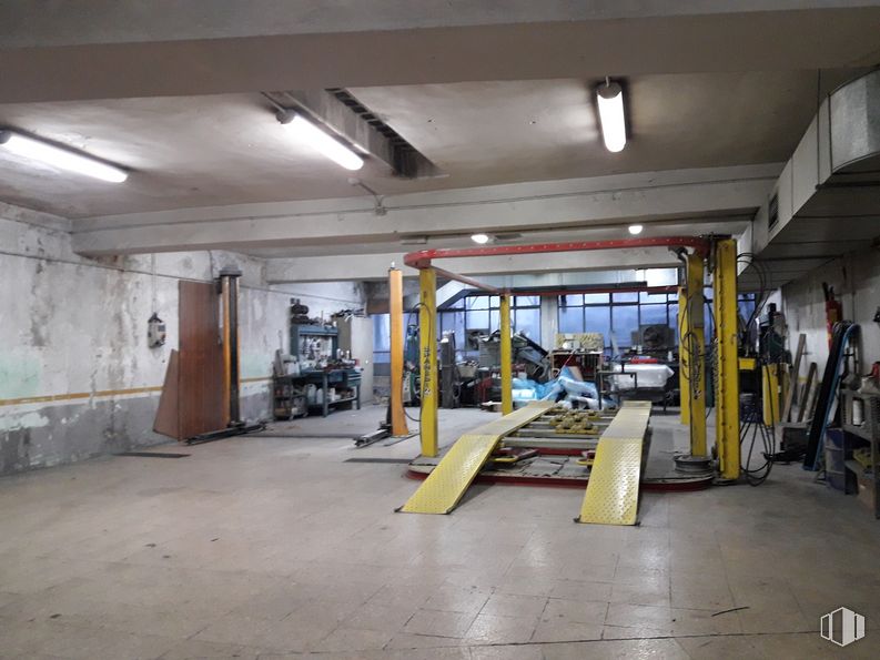 Nave en alquiler y venta en Calle Mateo García, 31, Ciudad Lineal, Madrid, 28017 con vehículo motorizado, accesorio, asfalto, piso, diseño automotriz, gas, suelo, aparcamiento, ingeniería y material compuesto alrededor