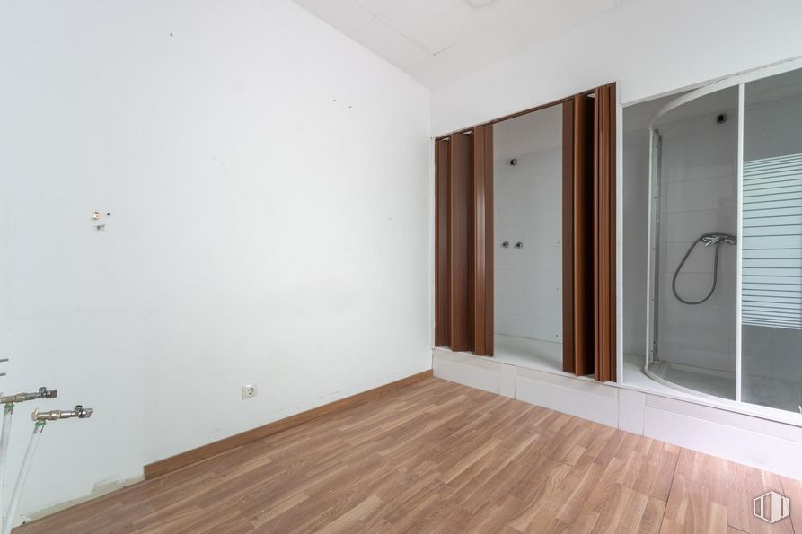 Retail for sale & for rent at Calle Emilio Ferrari, Ciudad Lineal, Madrid, 28017 with fixture, wood, door, interior design, building, flooring, wood stain, floor, wall and laminate flooring around