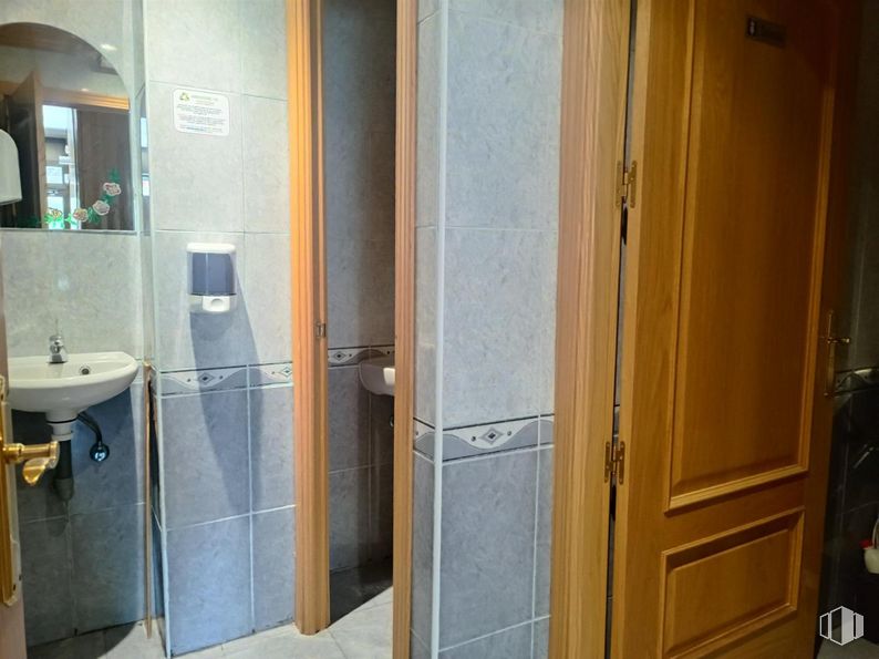 Retail for sale at Avenida Velázquez, 4, Rivas-Vaciamadrid, Madrid, 28521 with sink, wardrobe, mirror, property, plumbing fixture, tap, fixture, door, bathroom and building around