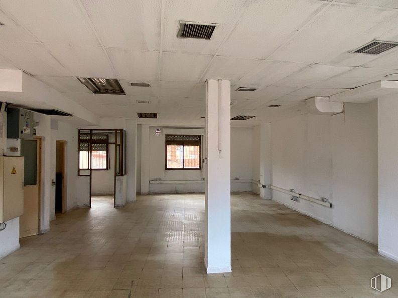 Retail for rent at Calle Cañete, Carabanchel, Madrid, 28019 with window, fixture, hall, interior design, floor, flooring, ceiling, space, glass and event around