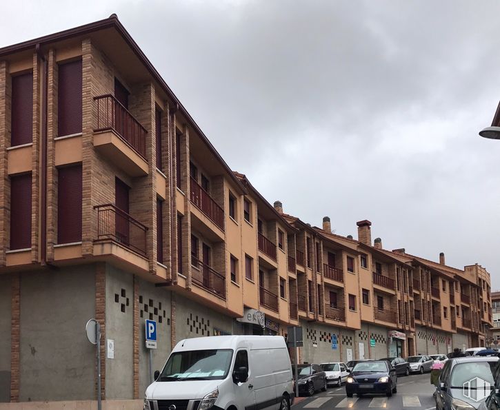 Local en alquiler en Calle Las Nieves, 29, Segovia, 40003 con camioneta, coche, ventana, neumático, rueda, vehículo terrestre, cielo, nube, vehículo y edificio alrededor