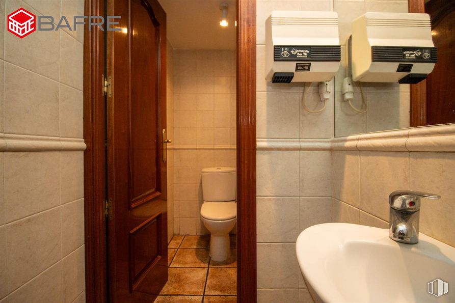 Retail for rent at Calle Gregorio Donas, Ciudad Lineal, Madrid, 28017 with toilet, tap, sink, door, toilet seat, plumbing fixture, flooring, bathroom, bathroom sink and floor around