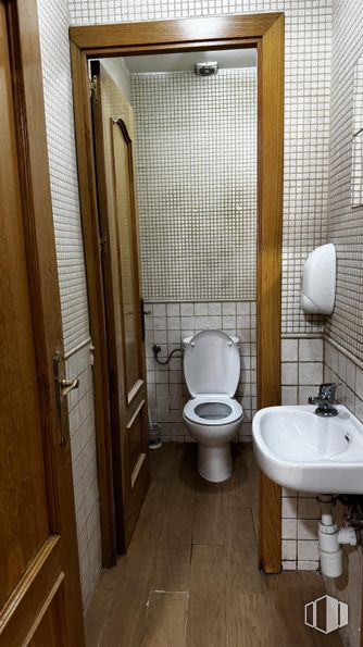 Retail for sale at Calle Ricardo de la Vega, Móstoles, Madrid, 28932 with toilet, sink, tap, toilet seat, bathroom, plumbing fixture, wall, flooring, floor and interior design around