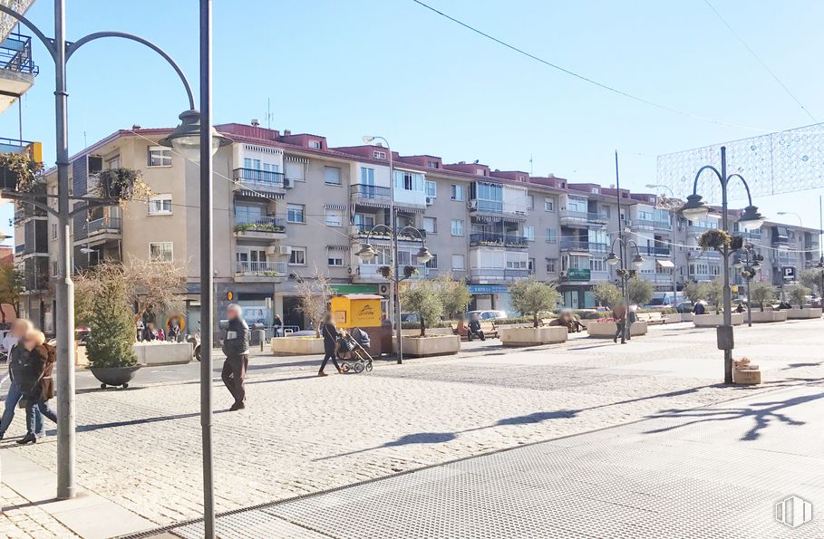 Retail for rent at Plaza Cristóbal Colón, 1, Majadahonda, Madrid, 28220 with person, building, sky, window, street light, plant, road surface, electricity, urban design and house around