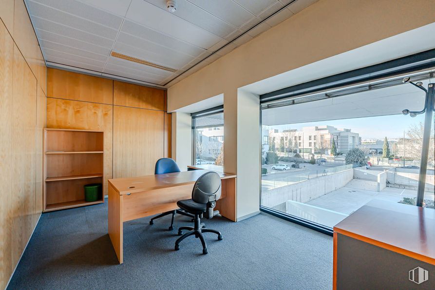 Oficina en alquiler en Calle Virgilio, 17, Pozuelo de Alarcón, Madrid, 28223 con silla, escritorio, estantería, ventana, lámpara, edificio, interiorismo, techo, suelos y suelo alrededor