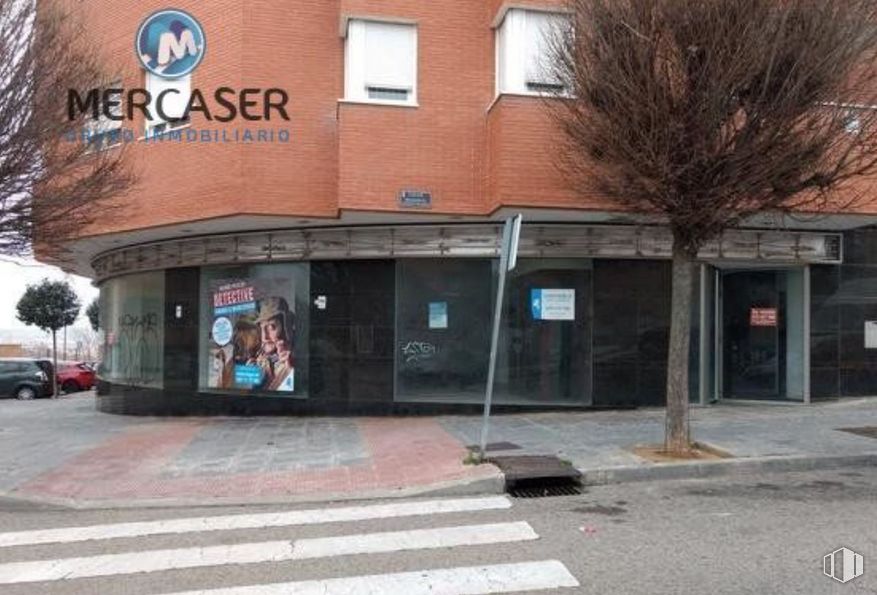 Retail for sale at Calle Presidente Felipe González, 4, Arganda del Rey, Madrid, 28500 with building, window, property, wheel, tire, tree, architecture, road surface, asphalt and neighbourhood around