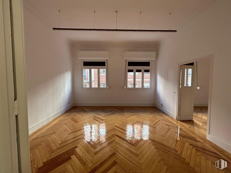 Oficina en alquiler en Recoletos, Salamanca, Madrid, 28001 con ventana, puerta, edificio, accesorio, madera, hall, suelos, suelo, madera dura y casa alrededor