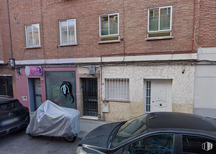 Local en venta en Calle Arenas, Villaverde, Madrid, 28021 con ventana, coche, puerta, luz de estacionamiento, luces traseras y de freno, coche familiar, puerta del coche, albañilería, ladrillo y aparcamiento alrededor