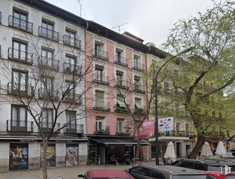 Retail for sale at Lavapiés, Centro, Madrid, 28012 with car, building, land vehicle, daytime, vehicle, window, sky, tree, wheel and urban design around